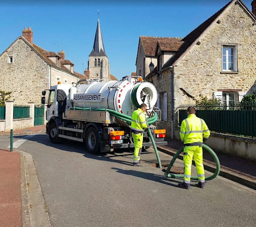 Camion-citerne d'assainissement en intervention