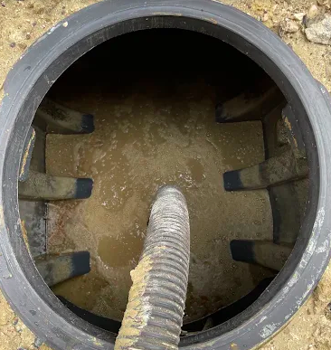 Vidange complète d'une fosse septique par un technicien